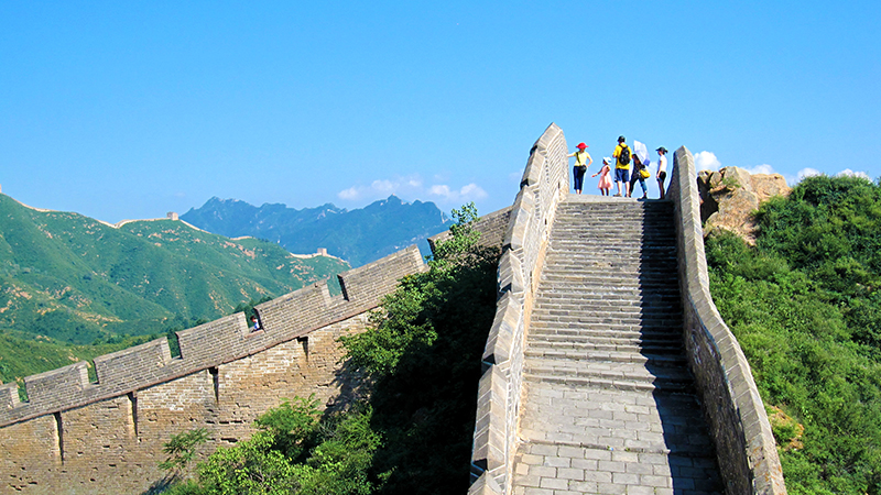 Tourists are hiking on Jinshanling