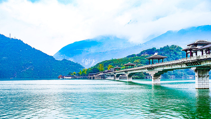 Admire Yangtze River on the cruise