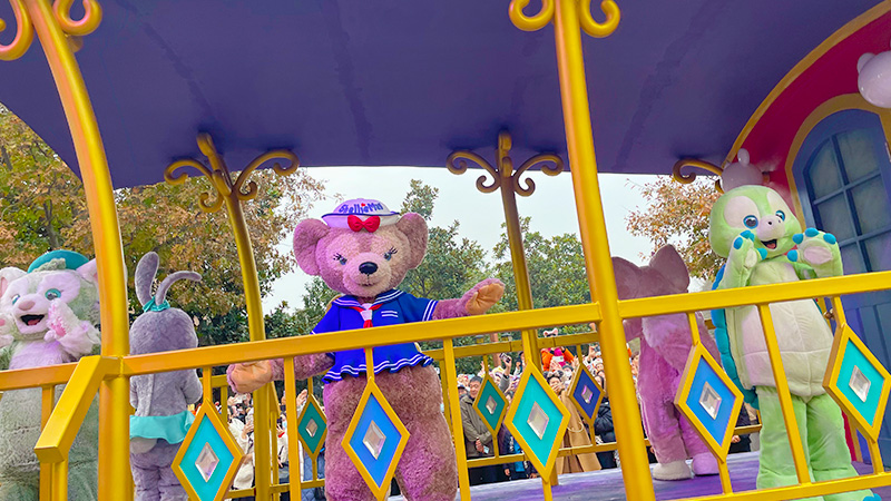 ShellieMay, Olu Mel & Gelatoni on the float