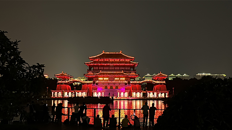 Admire the night view of Tang Paradise