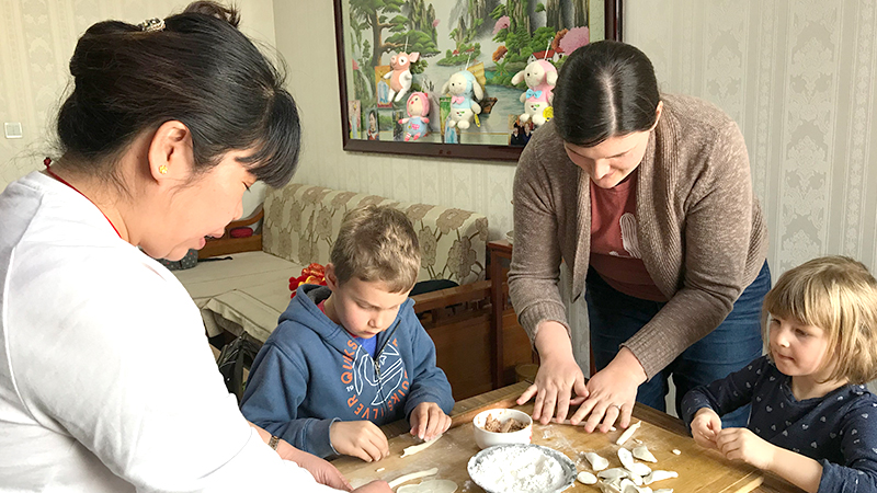 Learn to make dumplings in a local family