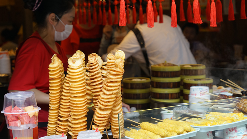 Try snacks in Kuanzhai Alley