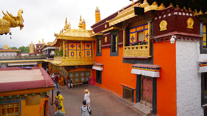 Admire Tibetan decorations in Jokhang Temple