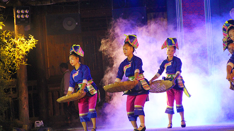 Enjoy Dong ethnic performance